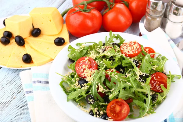 Fresh salad with arugula, close up — Stock Photo, Image