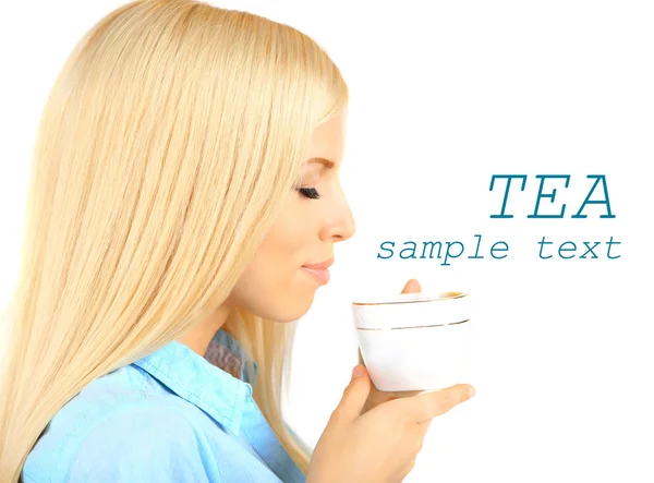 Joven hermosa mujer con taza de té aislado en blanco —  Fotos de Stock