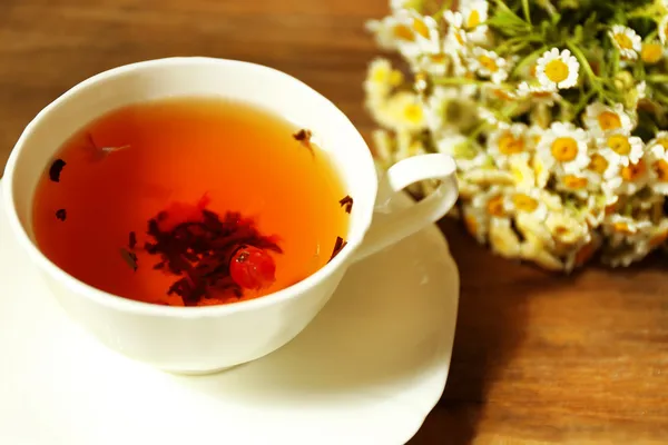 Tasse de tisane fraîche sur table en bois — Photo