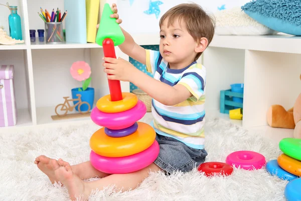 Schattige kleine jongen spelen in kamer — Stockfoto