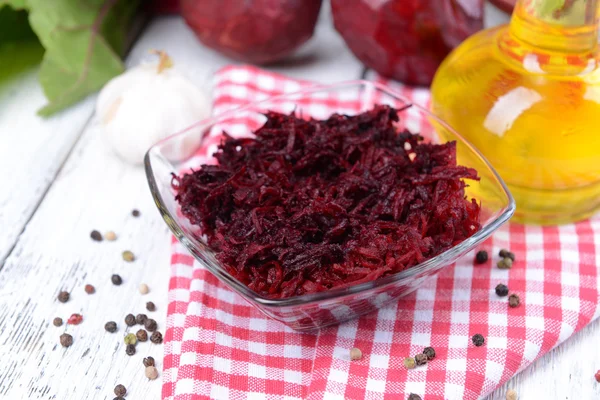 Grated beetroots in bowl on table close-up — Stock Photo, Image