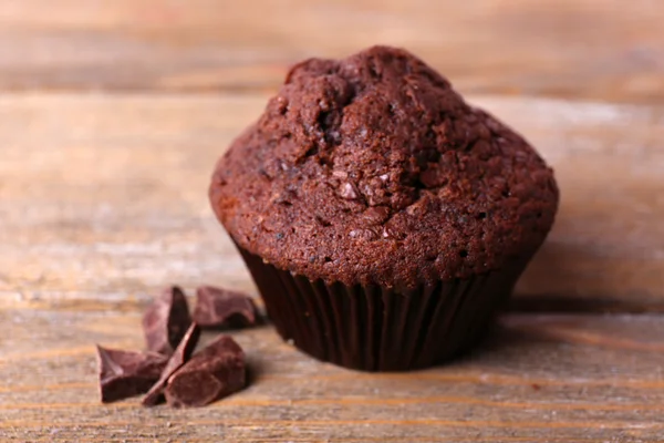 Choklad muffin på trä bakgrund — Stockfoto