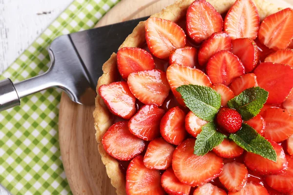 Torta de morango na bandeja de madeira, na cor de fundo de madeira — Fotografia de Stock