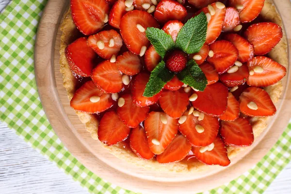 Strawberry tart on wooden tray, on color wooden background — Stock Photo, Image