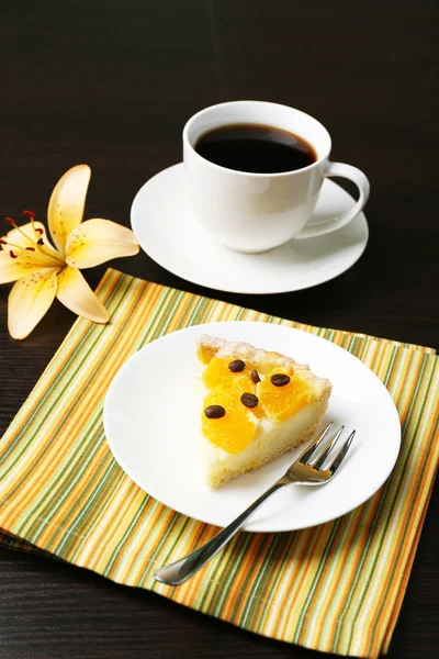 Шматок домашнього апельсинового пирога на тарілці, на кольоровому дерев'яному фоні — стокове фото