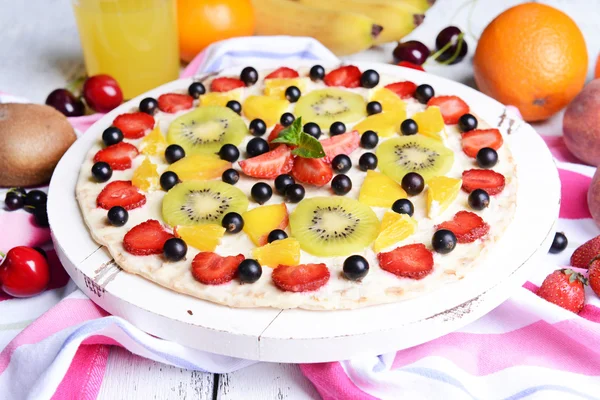 Sweet pizza with fruits on table close-up — Stock Photo, Image