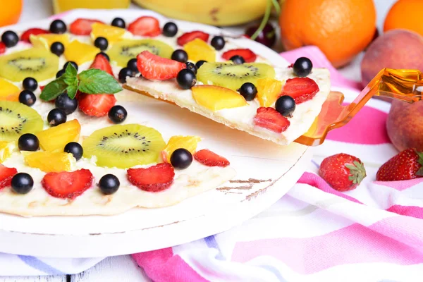 Sweet pizza with fruits on table close-up — Stock Photo, Image