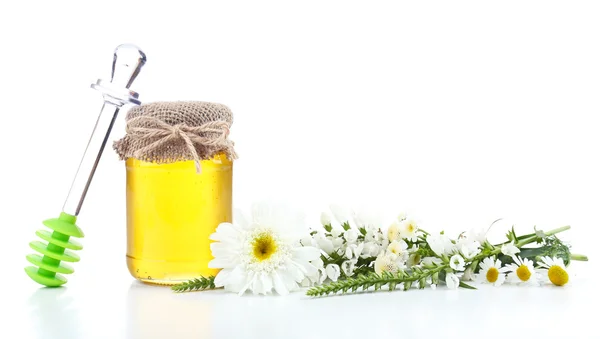 Vaso pieno di delizioso miele fresco e fiori selvatici, isolato su bianco — Foto Stock