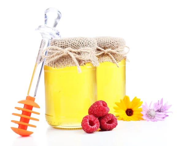 Vaso pieno di delizioso miele fresco e fiori selvatici, isolato su bianco — Foto Stock