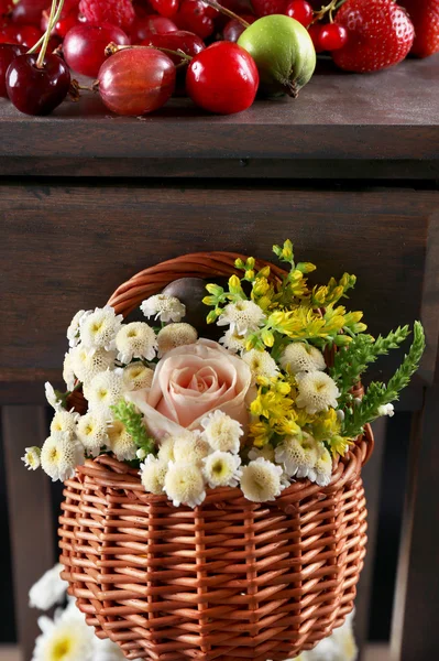 Cesta de flores penduradas na prateleira de madeira de perto — Fotografia de Stock