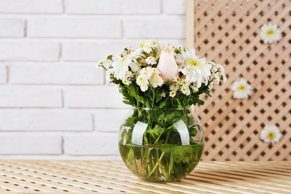 Krásné květiny v domácí dekoraci interiéru — Stock fotografie