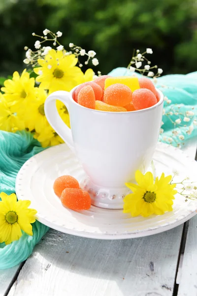 Gelee-Bonbons im Becher auf dem Tisch in Großaufnahme — Stockfoto