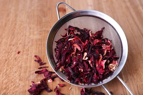 Hibiscus tè essiccato su sfondo di legno — Foto Stock