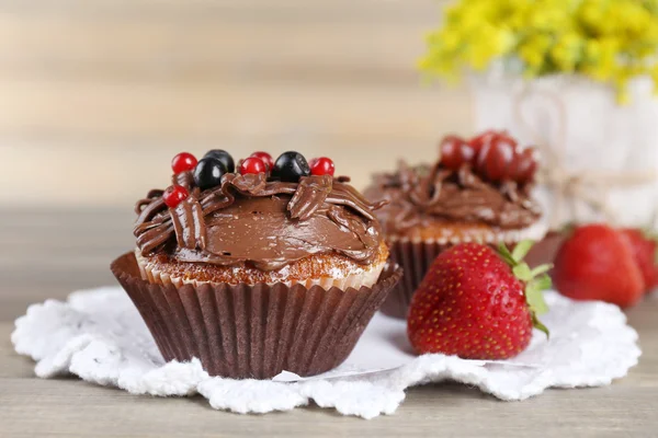 Ízletes cupcakes a fából készült háttér — Stock Fotó