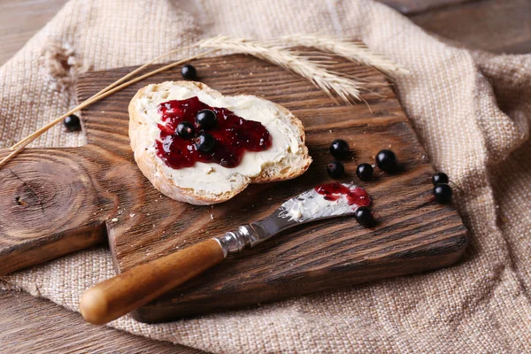 Fresh toast with homemade butter and blackcurrant jam on wooden background — Stock Photo, Image