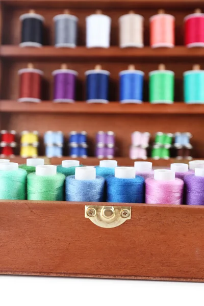 Fils colorés pour la broderie dans une boîte en bois close up — Photo