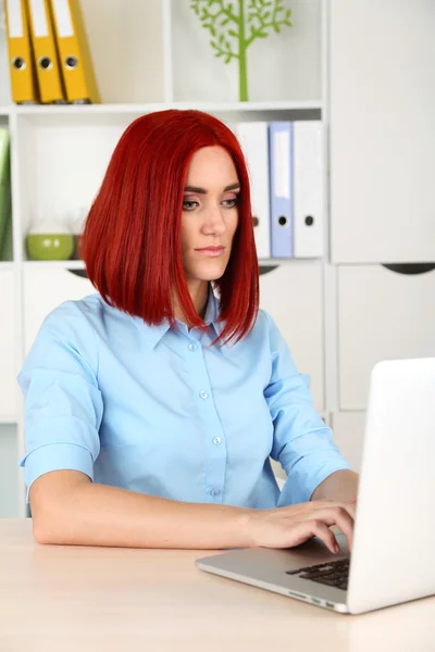 Young beautiful business woman — Stock Photo, Image