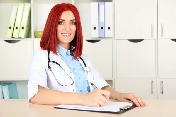 Jovem médico bonito — Fotografia de Stock