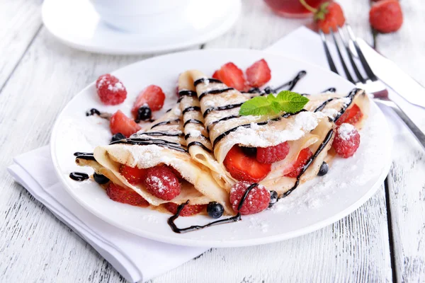 Deliciosos panqueques con bayas en primer plano de la mesa — Foto de Stock