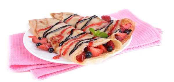 Leckere Pfannkuchen mit Beeren isoliert auf weiß — Stockfoto