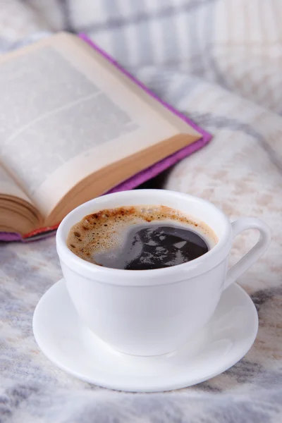 Xícara de café em xadrez — Fotografia de Stock