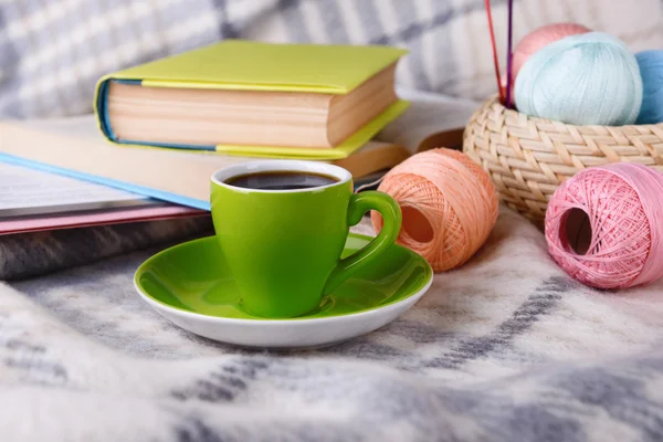 Kopje koffie en garen voor breien — Stockfoto