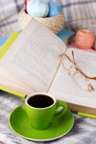 Tasse Kaffee und Garn zum Stricken — Stockfoto