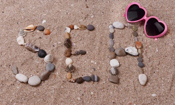 Wort Meer aus Muscheln und Steinen auf Sand — Stockfoto