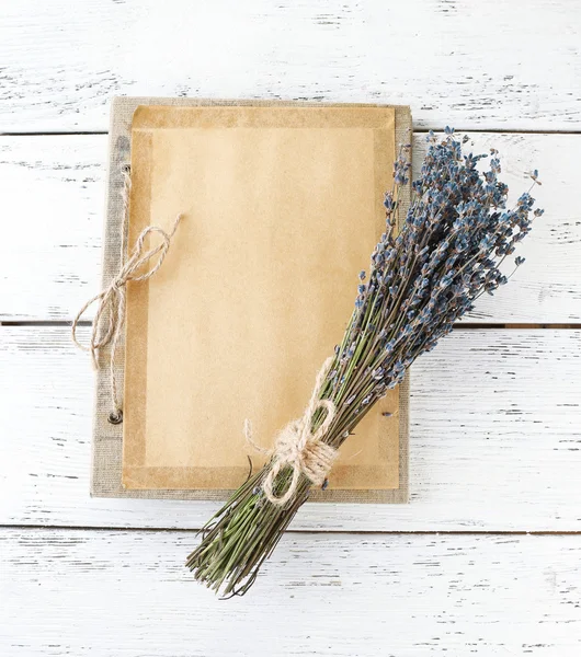 Lavendel bloemen en oude fotoalbum op houten achtergrond — Stockfoto