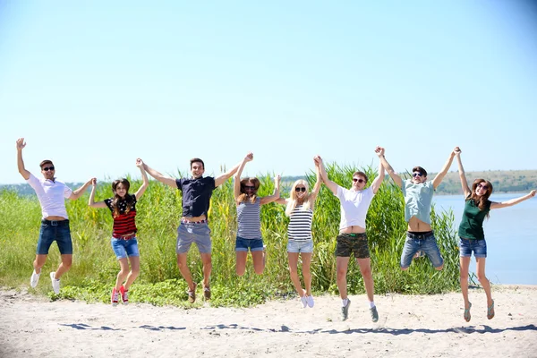 Beautiful young people on beach — Stock Photo, Image