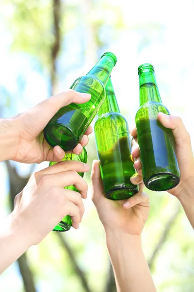 Handen met bierflesjes close-up — Stockfoto