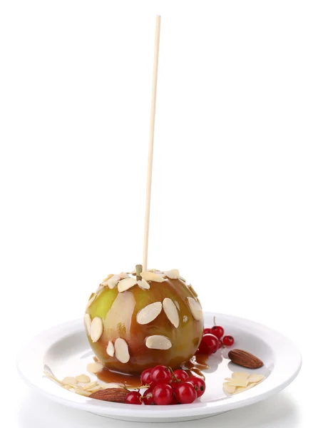 Dolce mela caramellata su bastone con bacche, isolata su bianco — Foto Stock