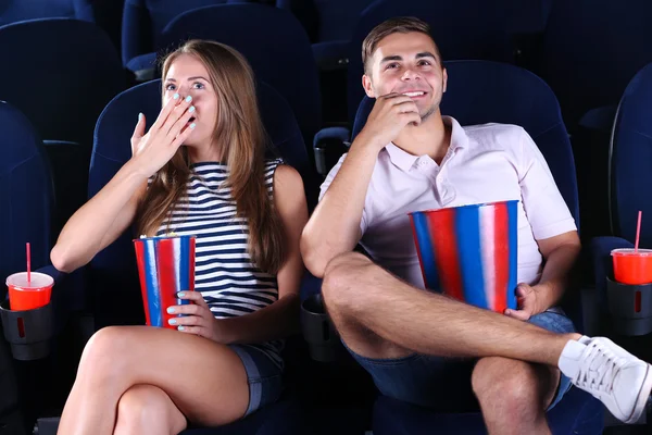 Jeune couple regardant un film au cinéma — Photo