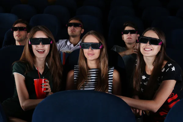 Jovens assistindo filme no cinema — Fotografia de Stock
