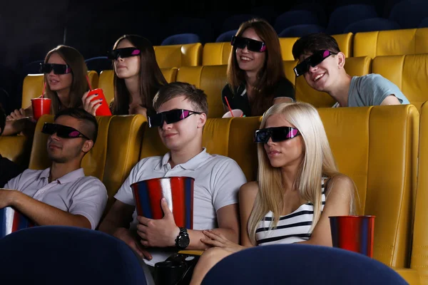 Jóvenes viendo películas en el cine —  Fotos de Stock