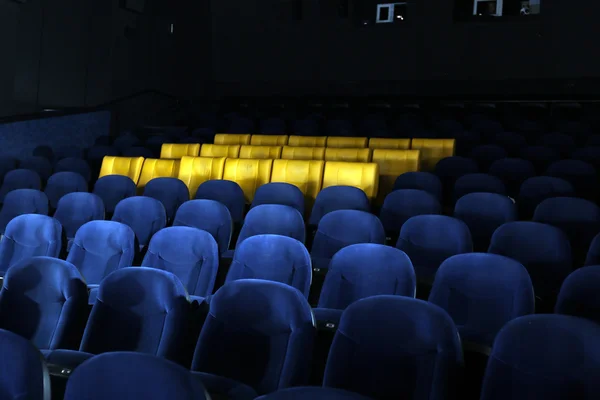 Lege comfortabele stoelen in de bioscooprahat koltuklarda boş: sinema — Stok fotoğraf