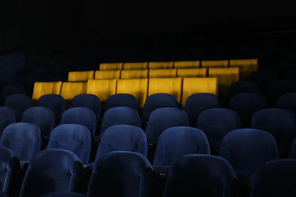 Sièges confortables vides au cinéma — Photo