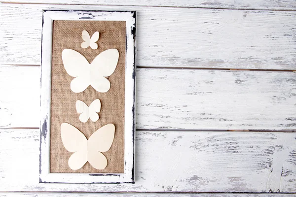 Marco de madera con mariposas de papel aisladas en blanco — Foto de Stock