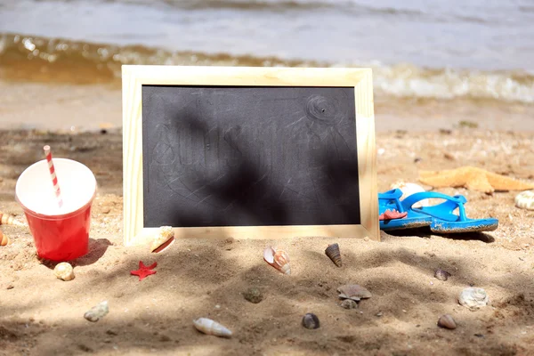 Lege schoolbord op beach achtergrond — Stockfoto