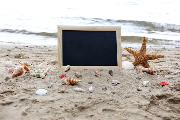 해변 배경 빈 칠판 — 스톡 사진