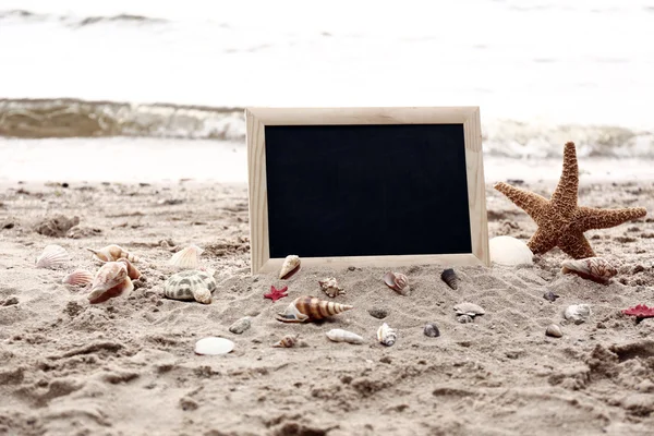 Leere Tafel auf Strand-Hintergrund — Stockfoto