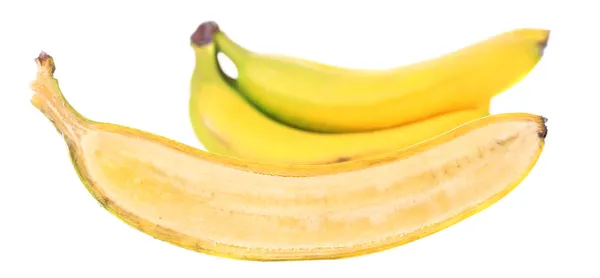 Половинчатый спелый банан, изолированный на белом — стоковое фото