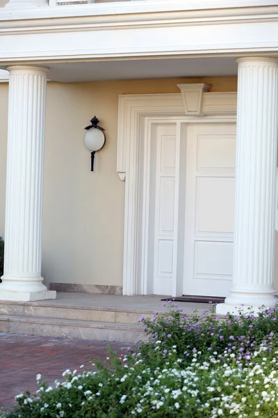 Casa moderna con hermosos jardines en frente — Foto de Stock