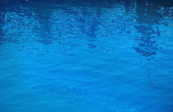 Agua azul en la piscina — Foto de Stock