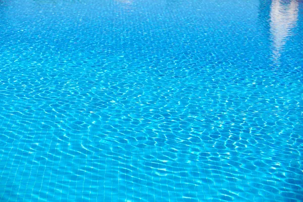 Blaues Wasser im Schwimmbad — Stockfoto