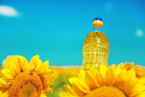 Bottle of oil with sunflower close up — Stock Photo, Image