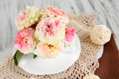 Gül Kupası peçete ahşap zemin üzerinde