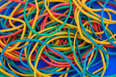 Renkli kauçuk şeritler üzerinde mavi arka plan yakın çekim