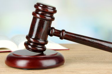 Tokmak ve açık renkli tablo kitap