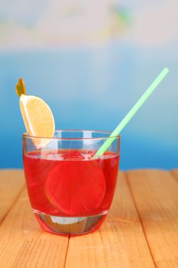 Yüzme Havuzu zemin üzerine lezzetli kokteyl